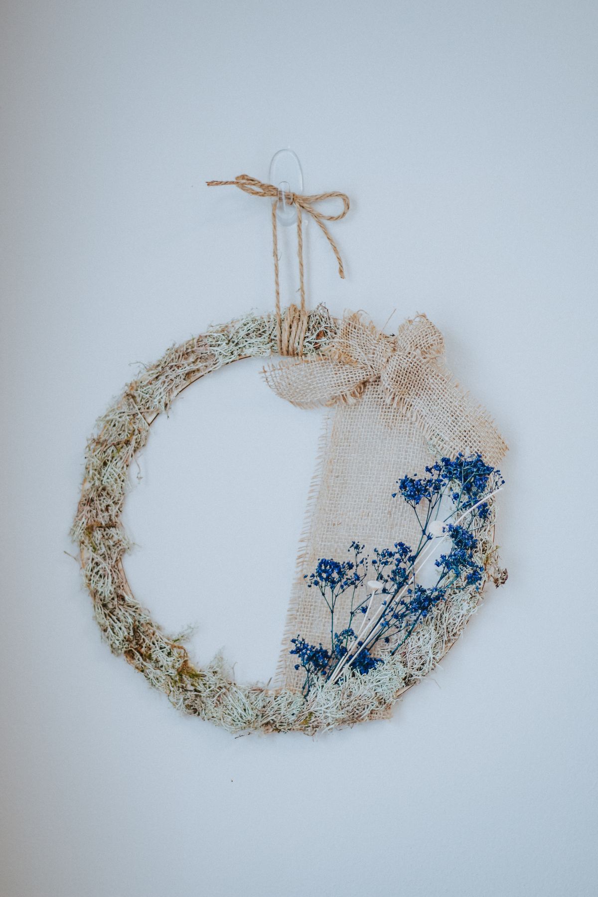 Boho-style wreath with dried flowers and a burlap accent