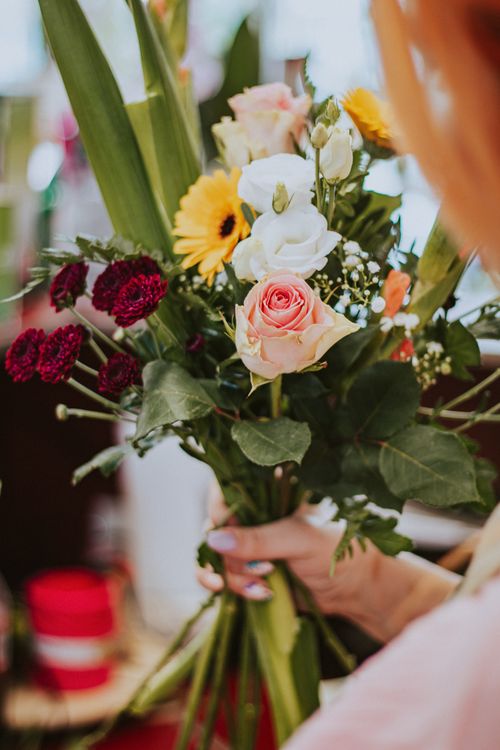 Free A colorful bouquet featuring roses, gerberas, and lisianthus, perfect for special occasions. Stock Photo