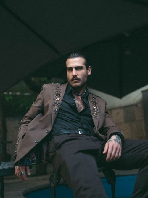 Free Confident man in fashionable attire at an outdoor setting, exuding style and elegance. Stock Photo