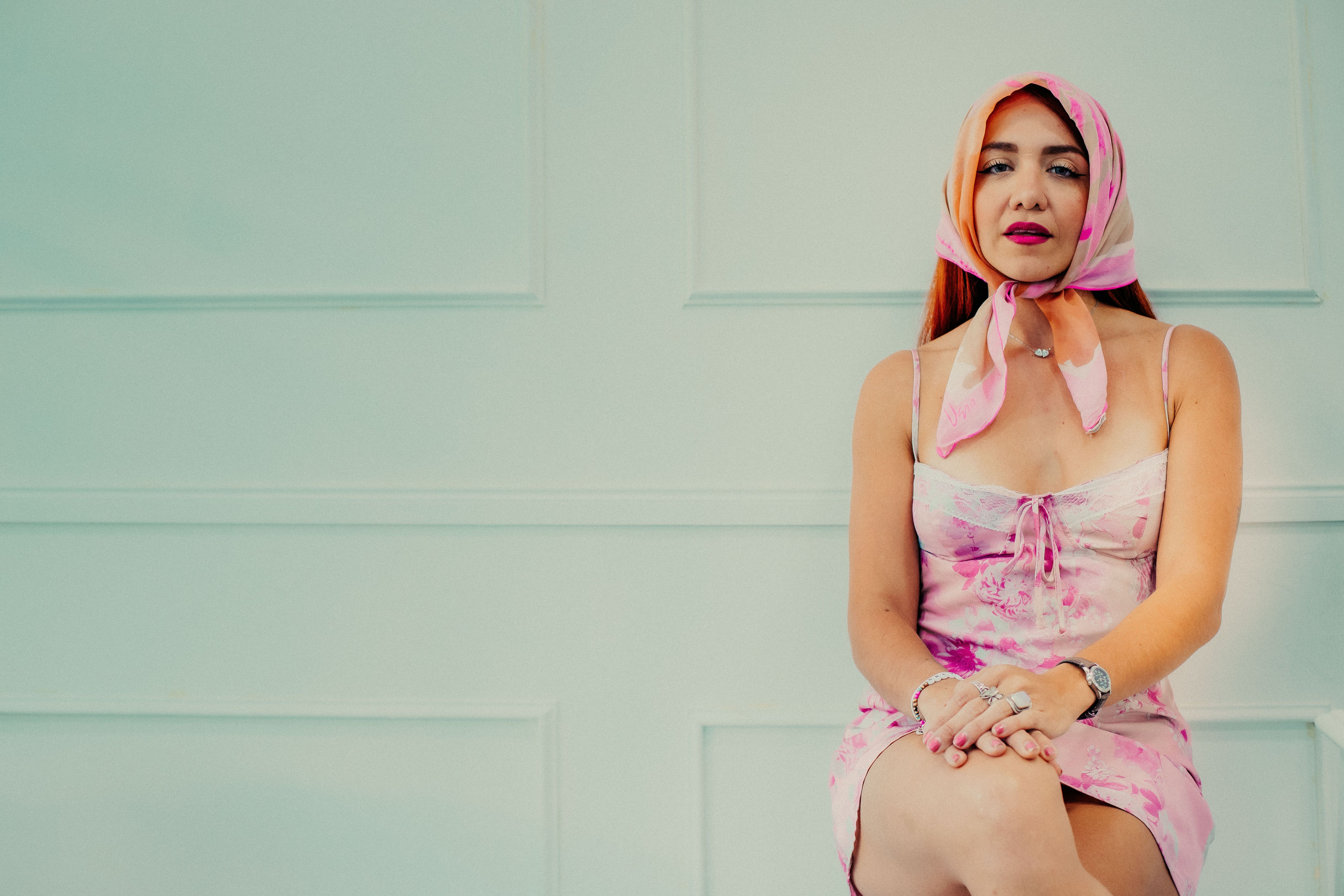 Comment nouer un foulard : 8 façons stylées - 3. Nouer un foulard façon cravate pour une allure chic