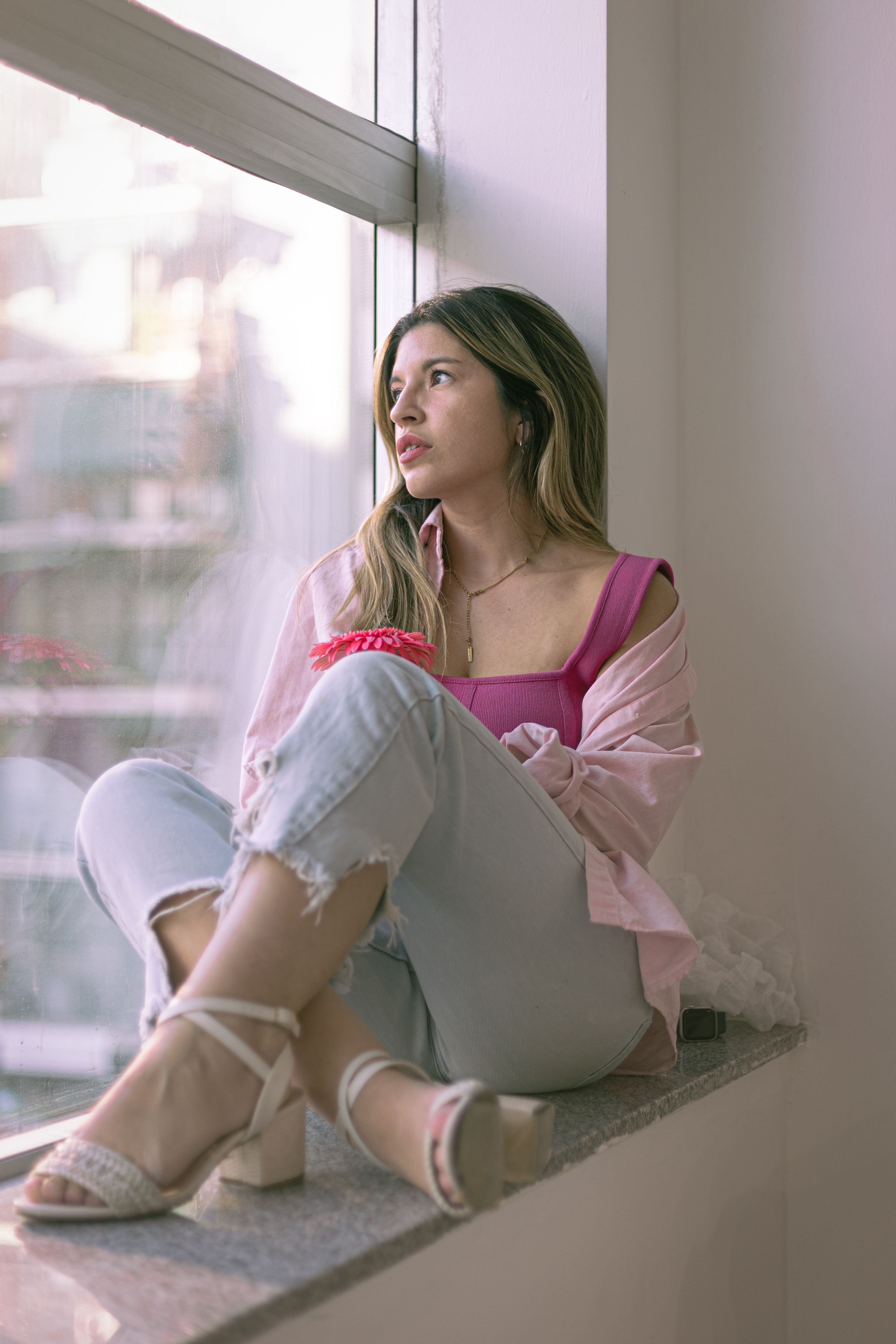 Mujer Joven Sentada En El Alféizar De Una Ventana En Buenos Aires ...