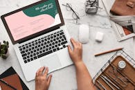 整洁的办公桌和笔记本电脑，展现了创意概念与工作空间必需品