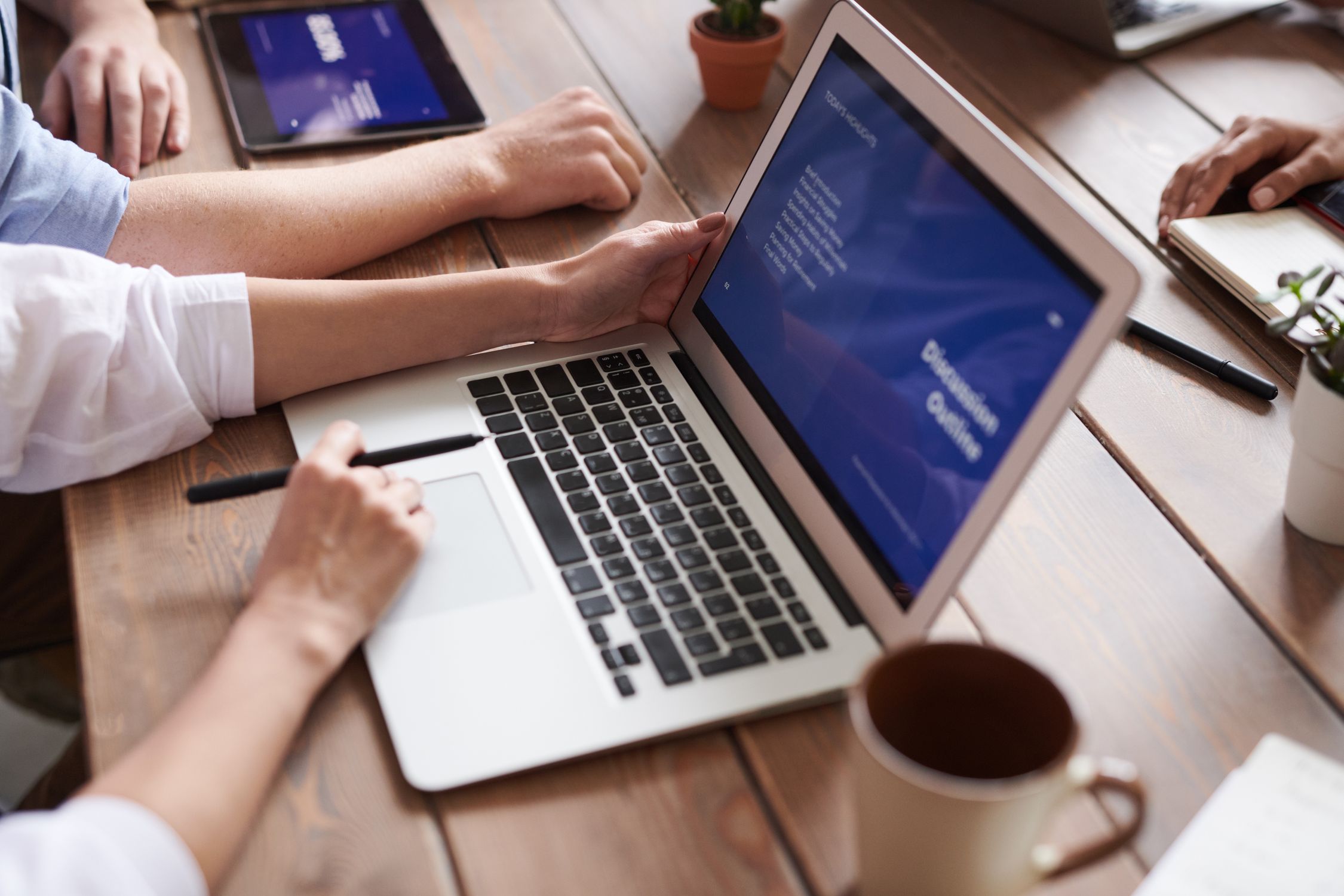 Người đang lên kế hoạch marketing với giấy bút và laptop