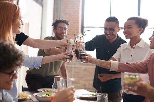 Gruppo Di Persone Che Mangiano Un Pane Tostato