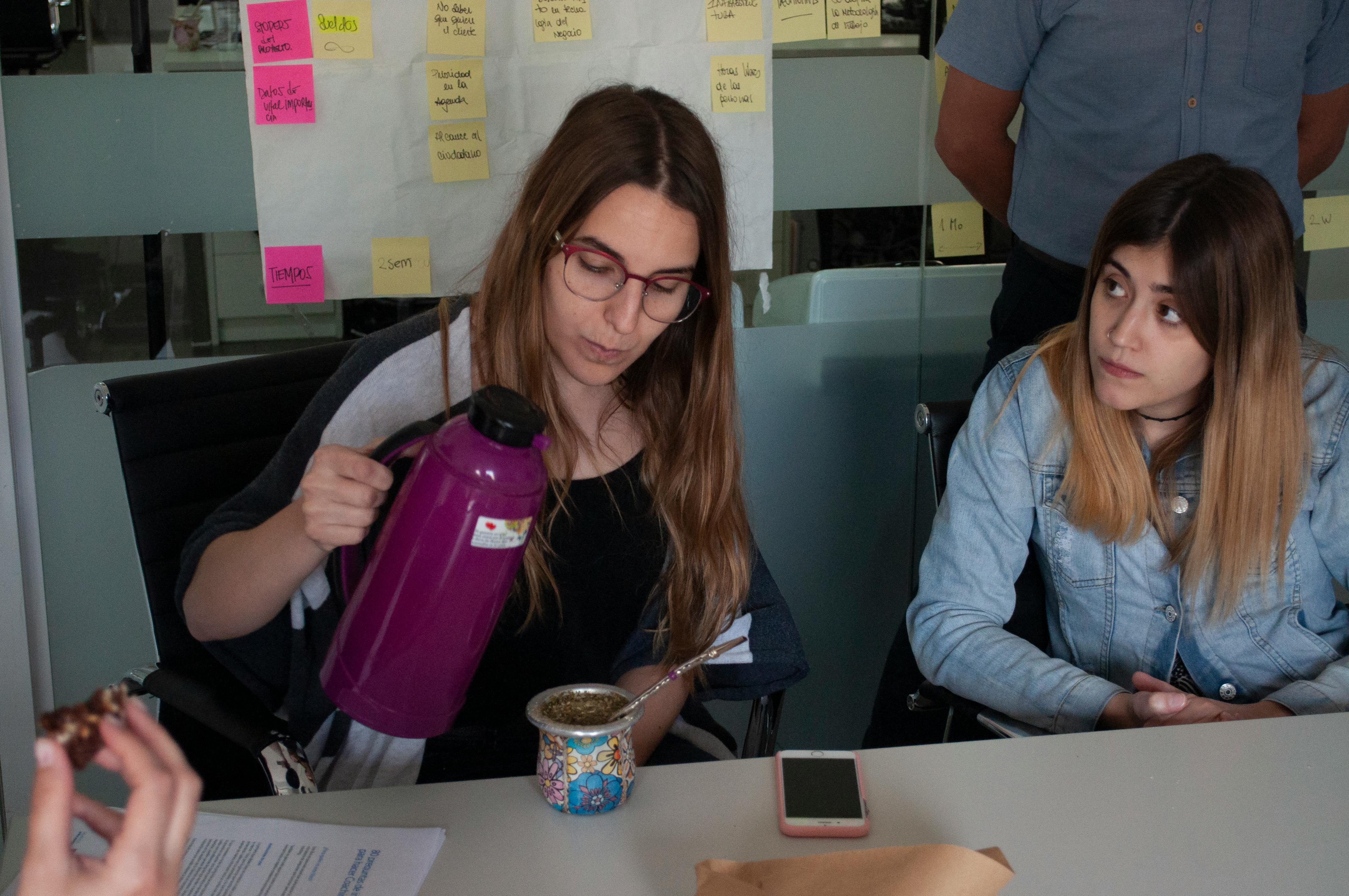 Pessoas colaborando em ambiente tecnológico e moderno
