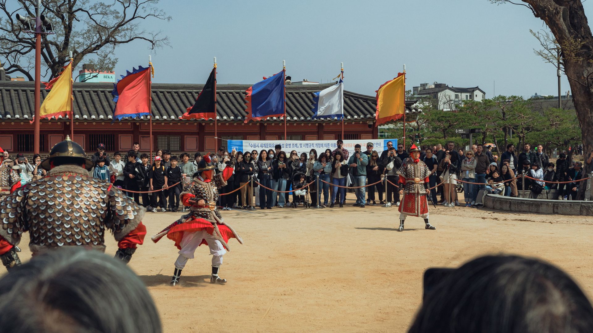 festival musim panas korea dengan pertunjukan budaya dan crowd wisatawan di Seoul
