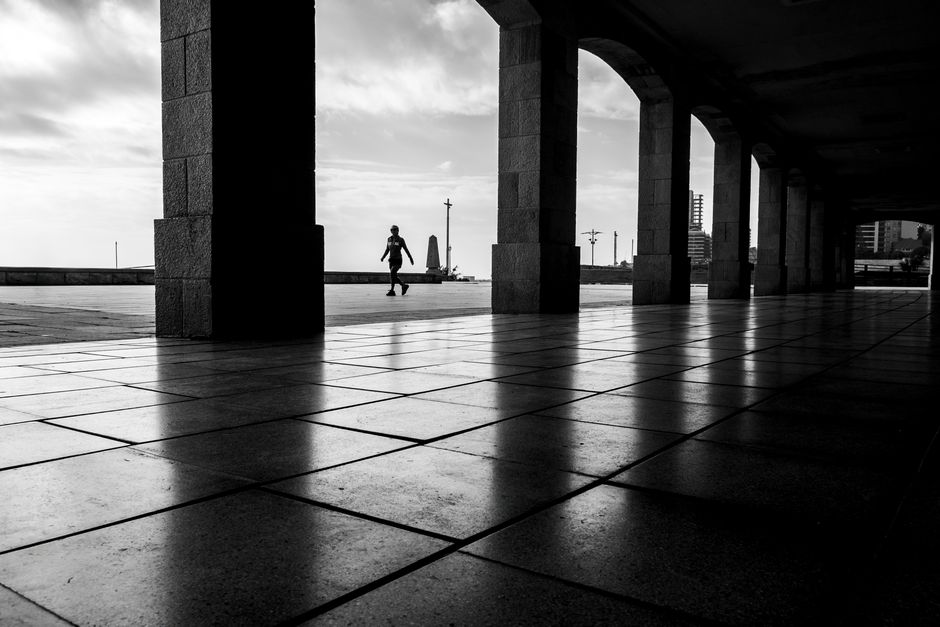 Sombras dramáticas en una escena urbana en blanco y negro en Mar del Plata, Argentina.