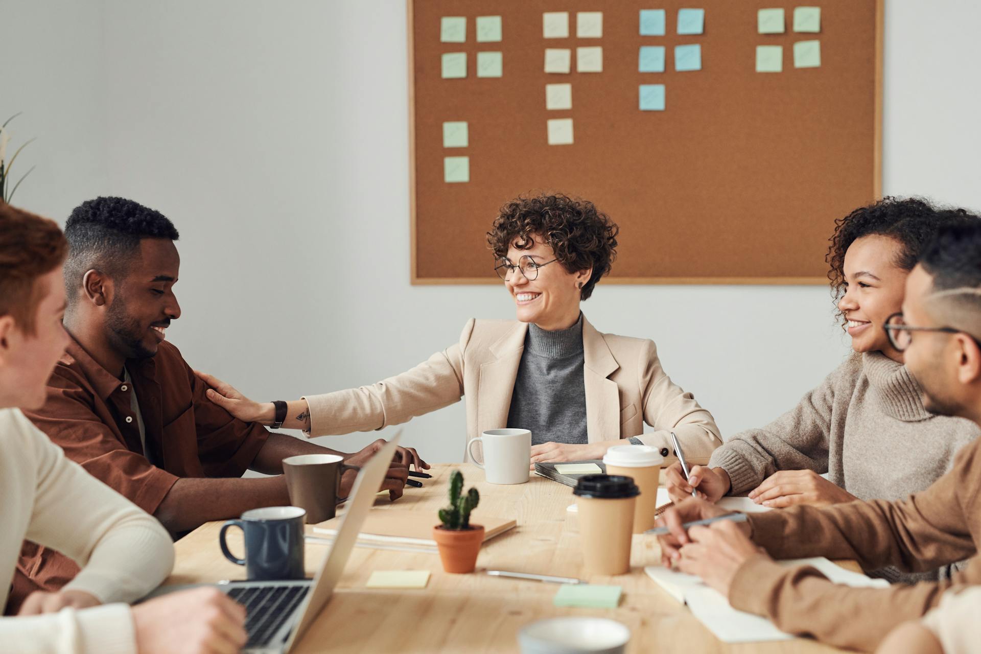 Gelukkige collega's die samenwerken