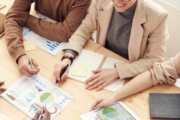 Squadra riunita al lavoro su un progetto Squadra riunita al lavoro su un progetto