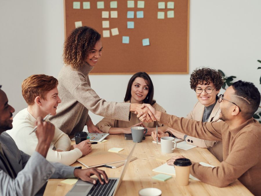 Équipe marketing collaborant sur une stratégie de contenu SEO