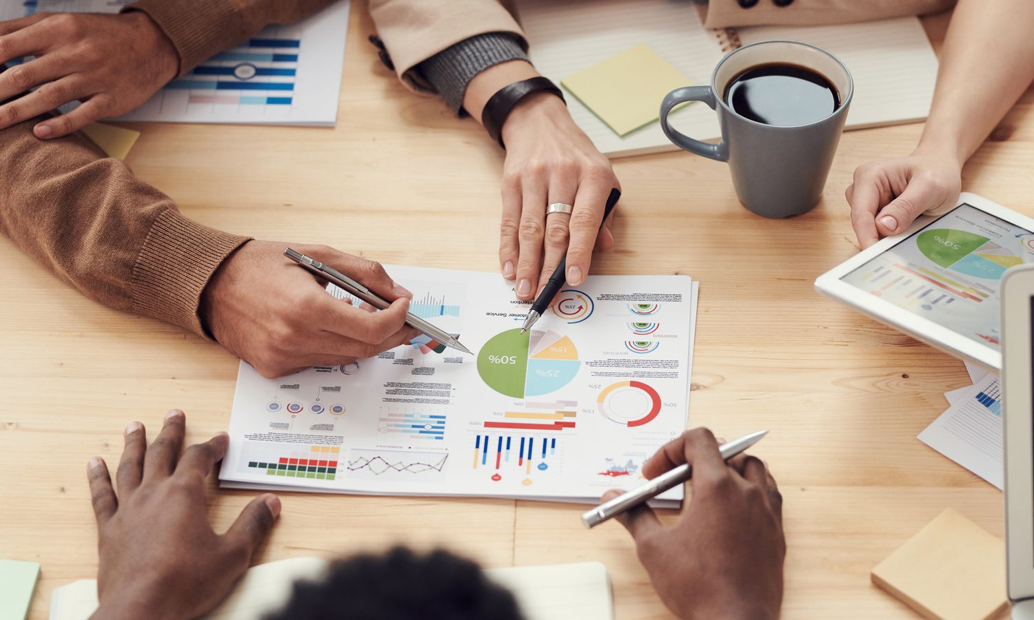 Equipo empresarial revisando opciones de financiación para pequeñas empresas