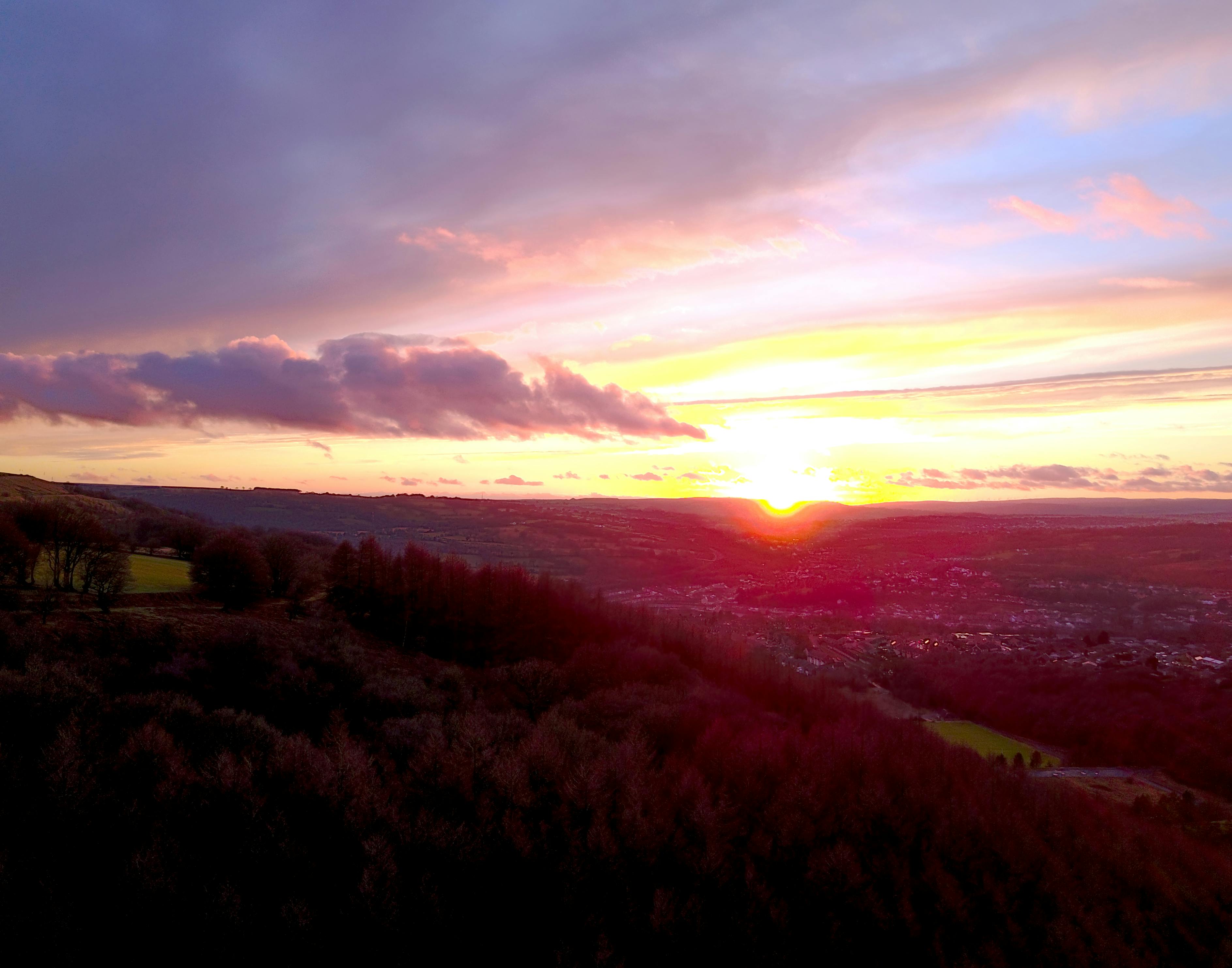 مسوق يستخدم دليل متاجر لاختيار موثوق