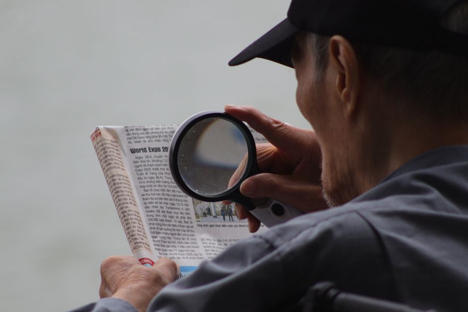 돋보기로 사물을 보는 어르신