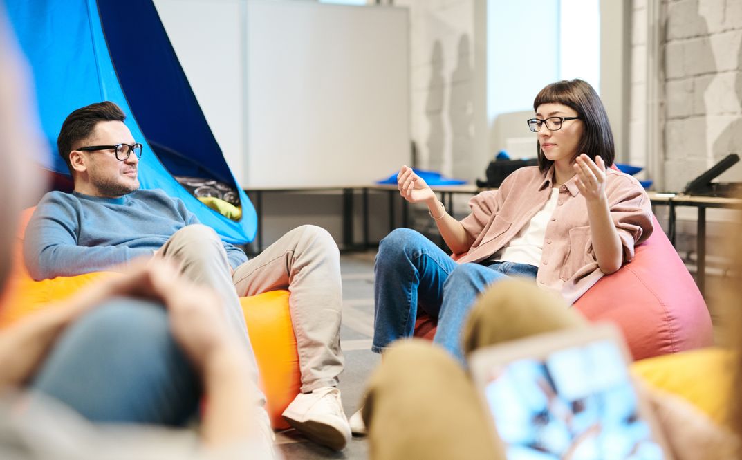 Online dating: starting a conversation on a niche platform