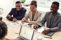 多元化的专业团队在现代化的办公环境中讨论业务策略