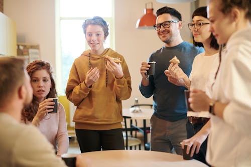 Hombres Y Mujeres De Pie Junto A La Mesa