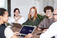 在办公室环境中，多元化的专业人士团队注重团队合作与创新