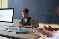 在现代办公环境中，年轻女性在电脑桌前工作