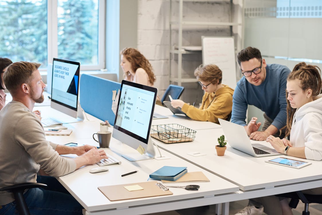 Personas Que Trabajan Frente A La Computadora