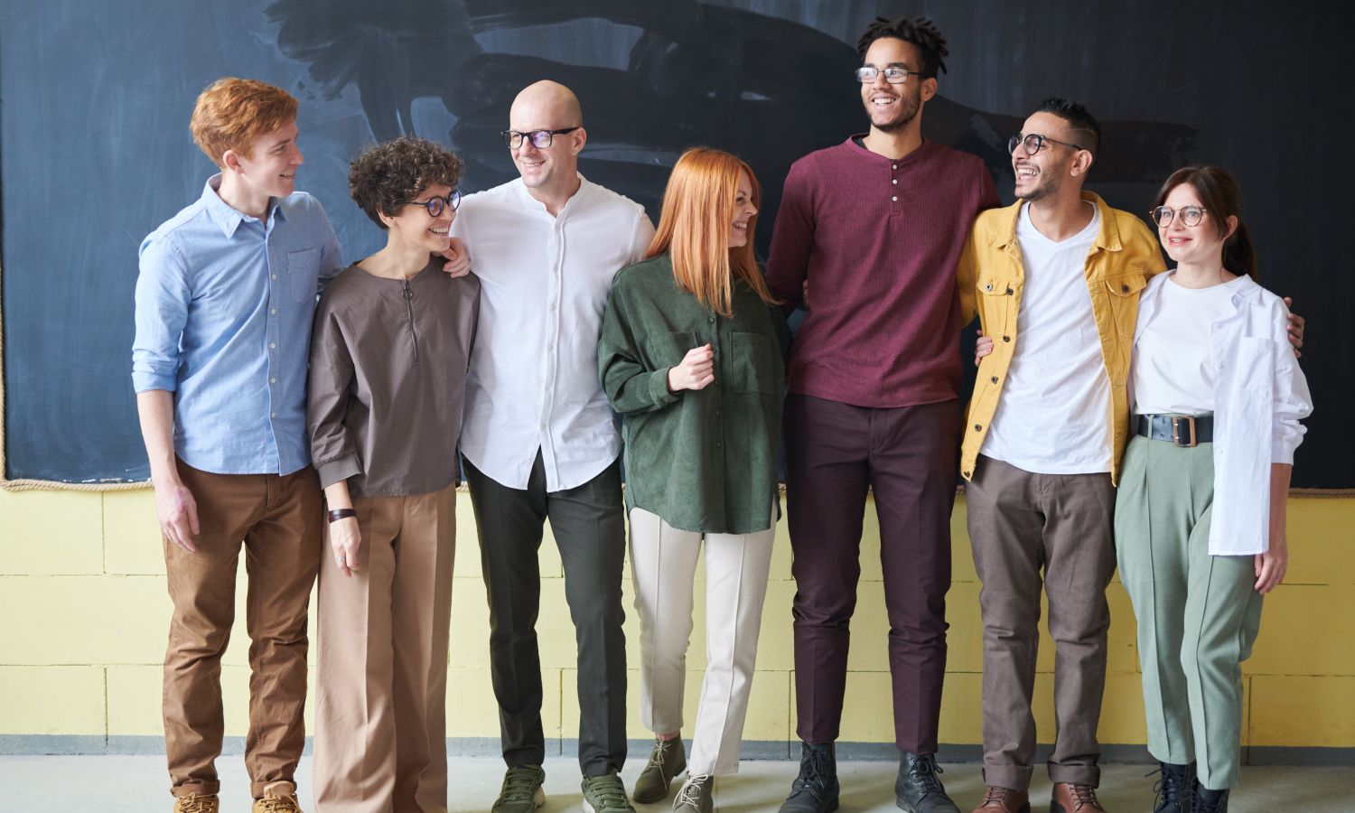 Equipo de empleados en reunión de bienestar en la oficina