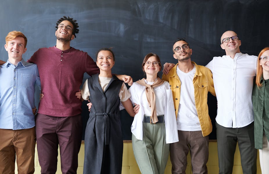 Alone but visible – people facing forward together with understanding