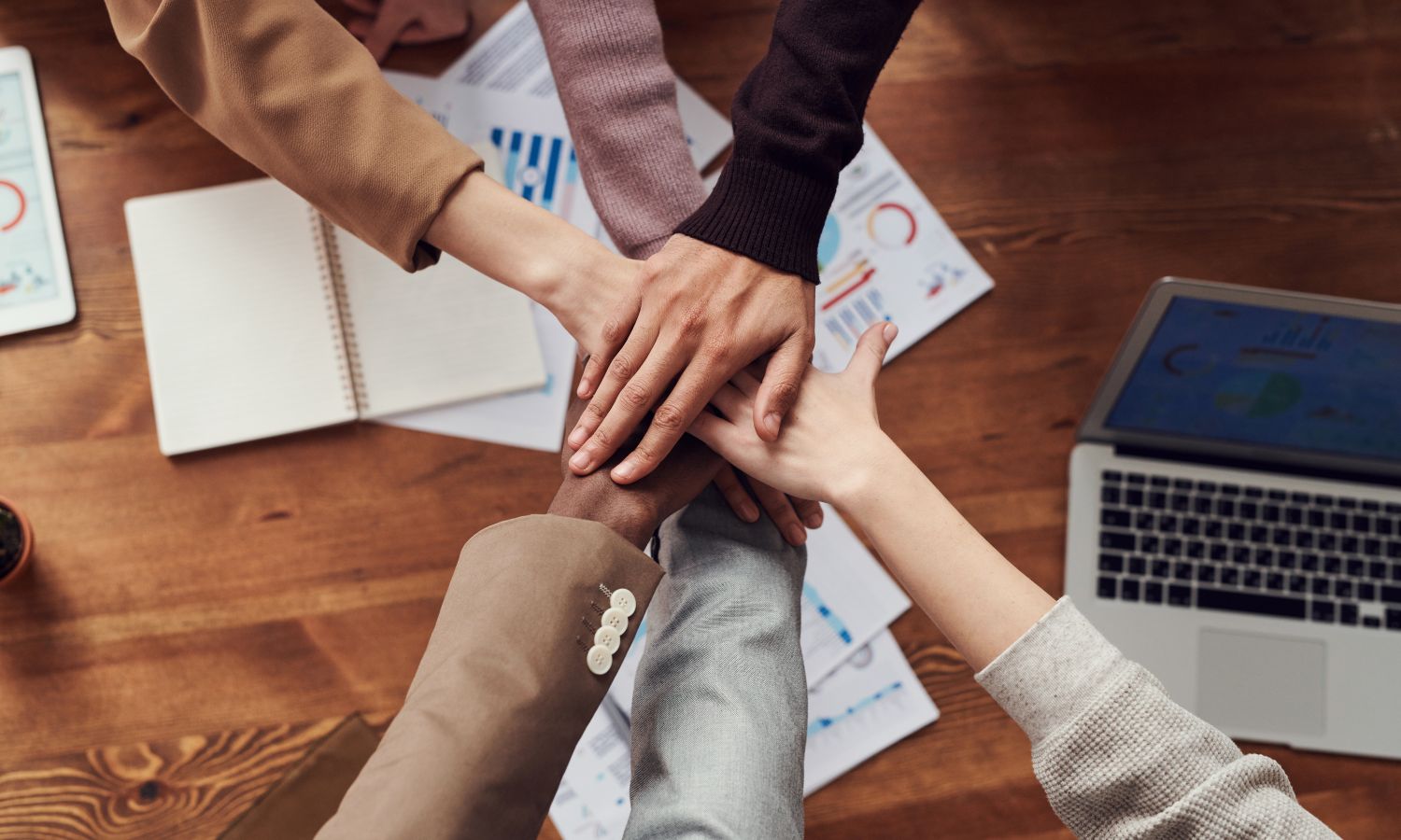 Equipo de una empresa revisando cifras y plan de financiación sobre una mesa