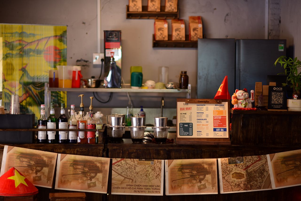 Quầy bar quán cà phê với chai lọ và thực đơn