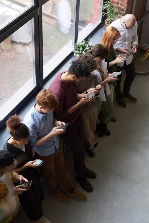 Люди держат свои телефоны