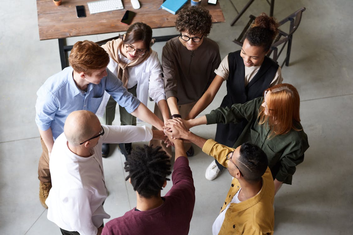 Gratis Foto De Personas Que Se Toman De La Mano Foto de stock