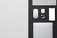 时尚工作空间的顶视图，配备了现代无线技术设备