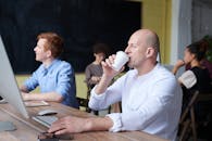 适用于休闲办公场景，支持多元化团队合作与项目工作