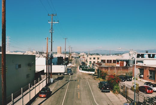 从空中俯瞰洛杉矶工业区，可见建筑物与道路交叉口
