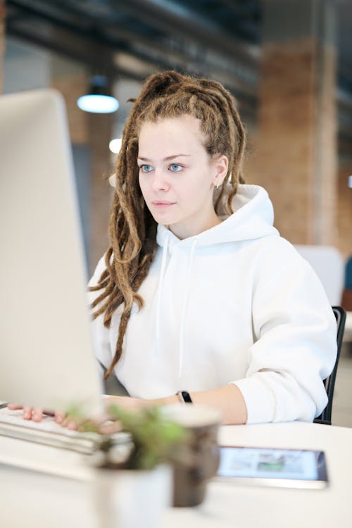 컴퓨터를 사용하는 여자의 사진