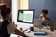 在现代办公环境的团队会议上，同事们讨论想法和策略