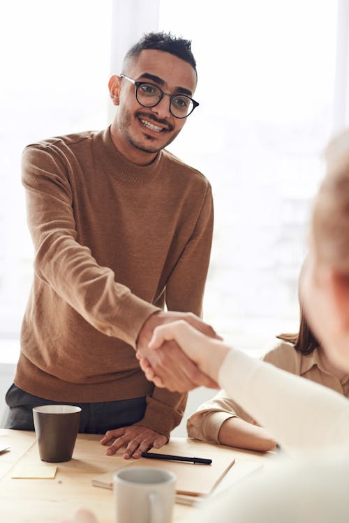 Foto Des Mannes, Der Braunen Pullover Trägt