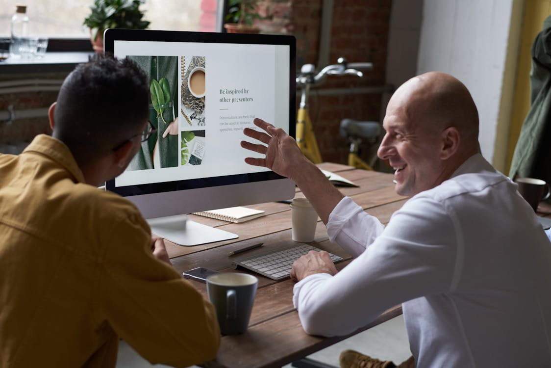 Manager mentoring employee on his first day at work