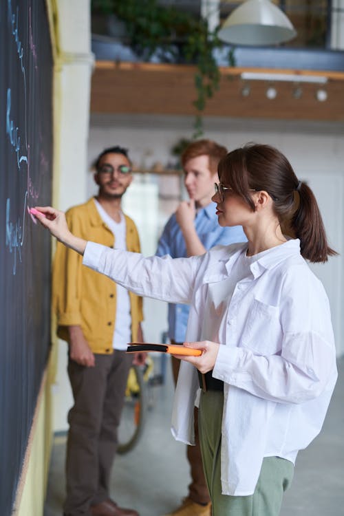 Foto Van Vrouw Die Op Bord Schrijft