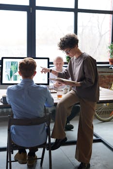 在现代办公环境中，一群同事正在讨论一个项目