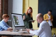 在现代办公环境中，成年人团队协作开展数字项目