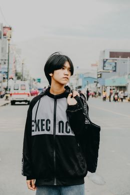 Customer photo with a crossbody bag, photo by Namfon Sasimaporn on Pexels