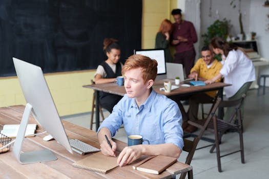 在现代开放式办公空间里，一群年轻人正在工作和合作