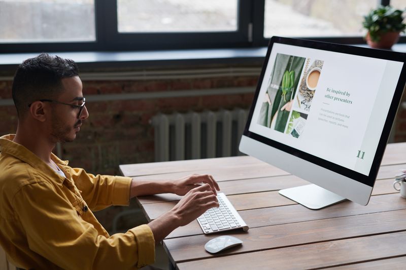 Persona trabajando en el diseño de una página web en un computador