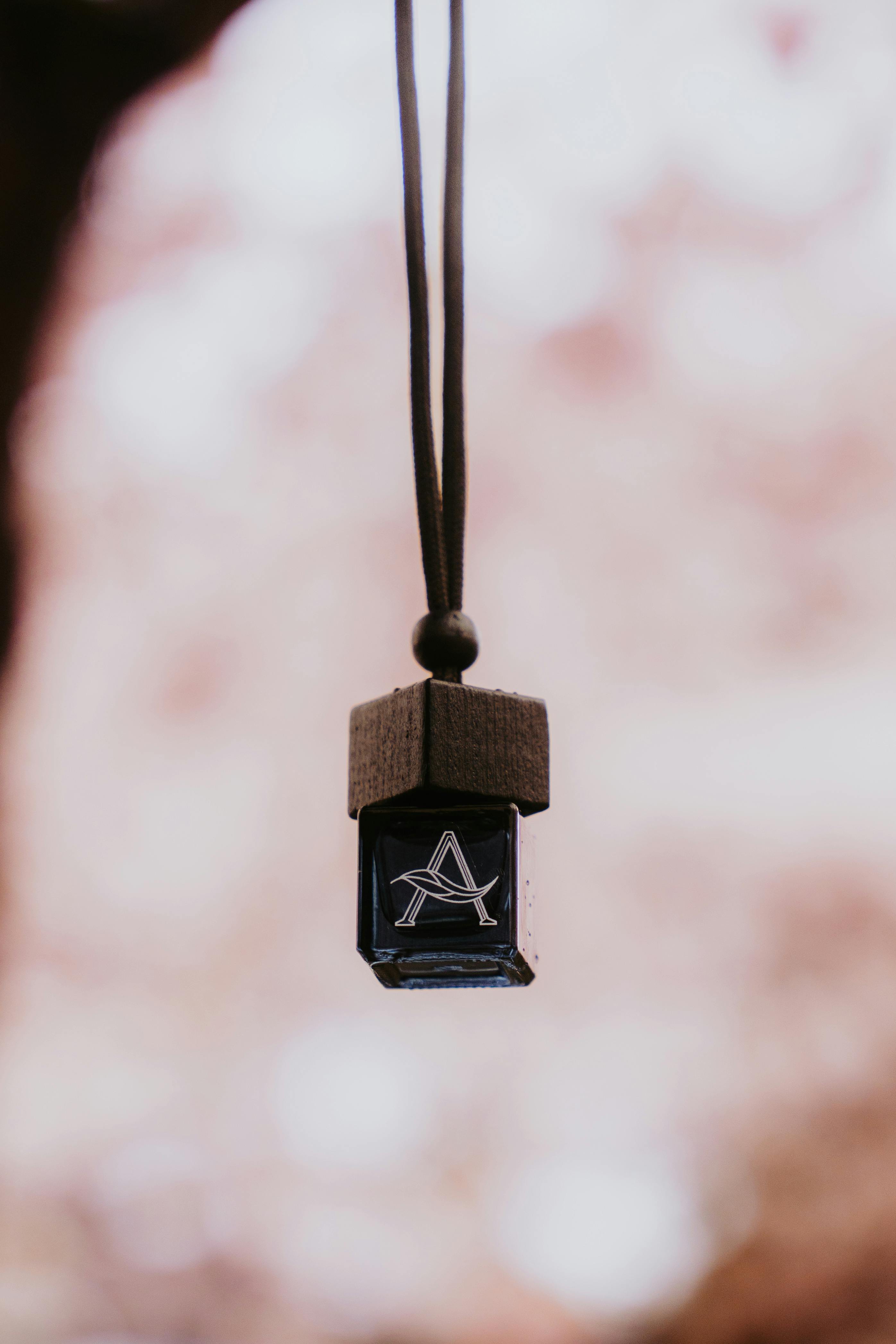 무료 야외에 걸려 있는 문자 A가 새겨진 펜던트의 클로즈업. 스톡 사진