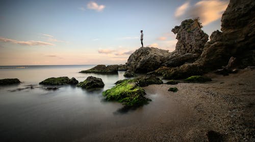 Foto De Pessoa Em Pé No Topo Da Rocha