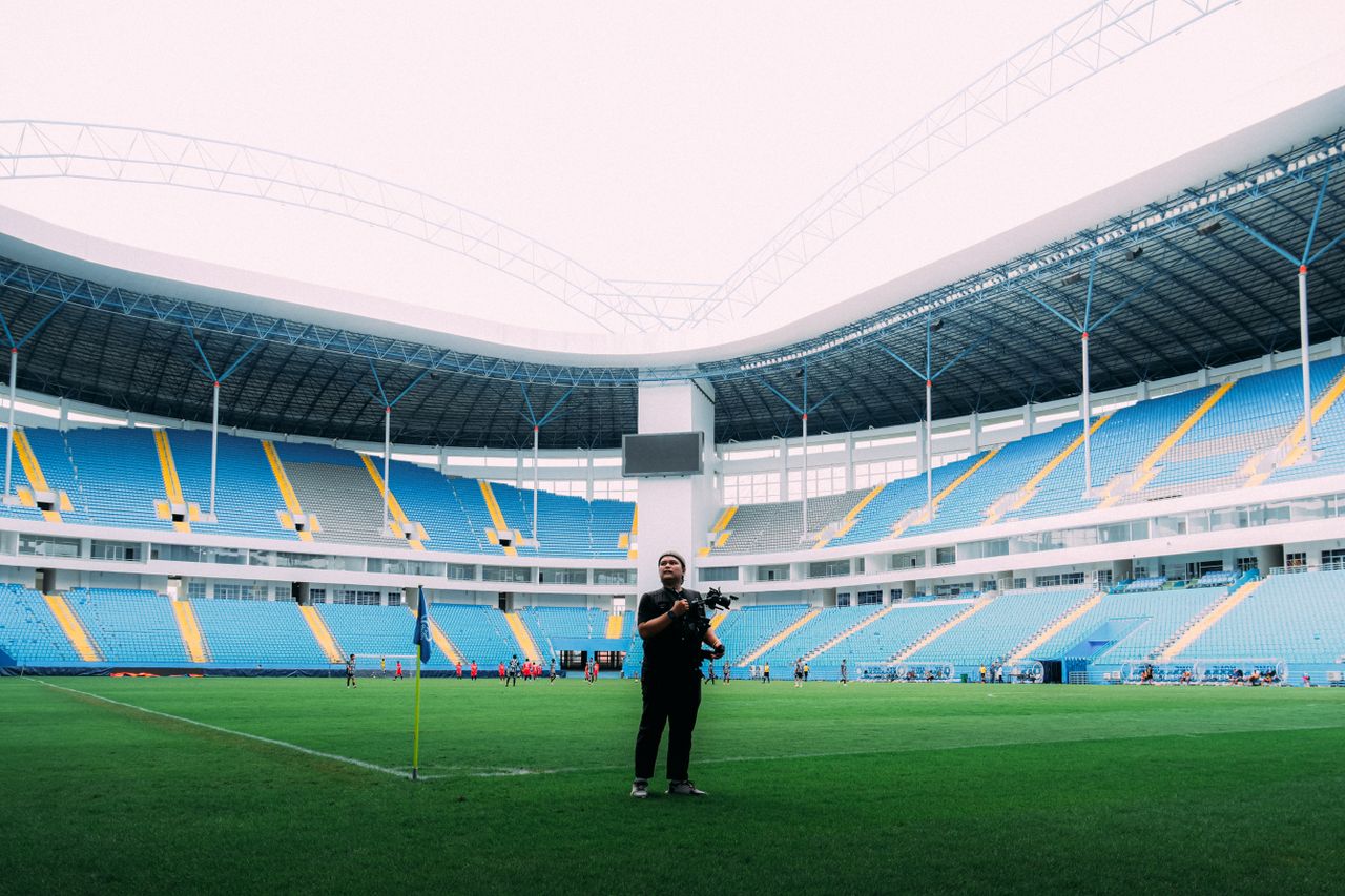 Ilustracija nogometnog stadiona s kamerama iznad terena