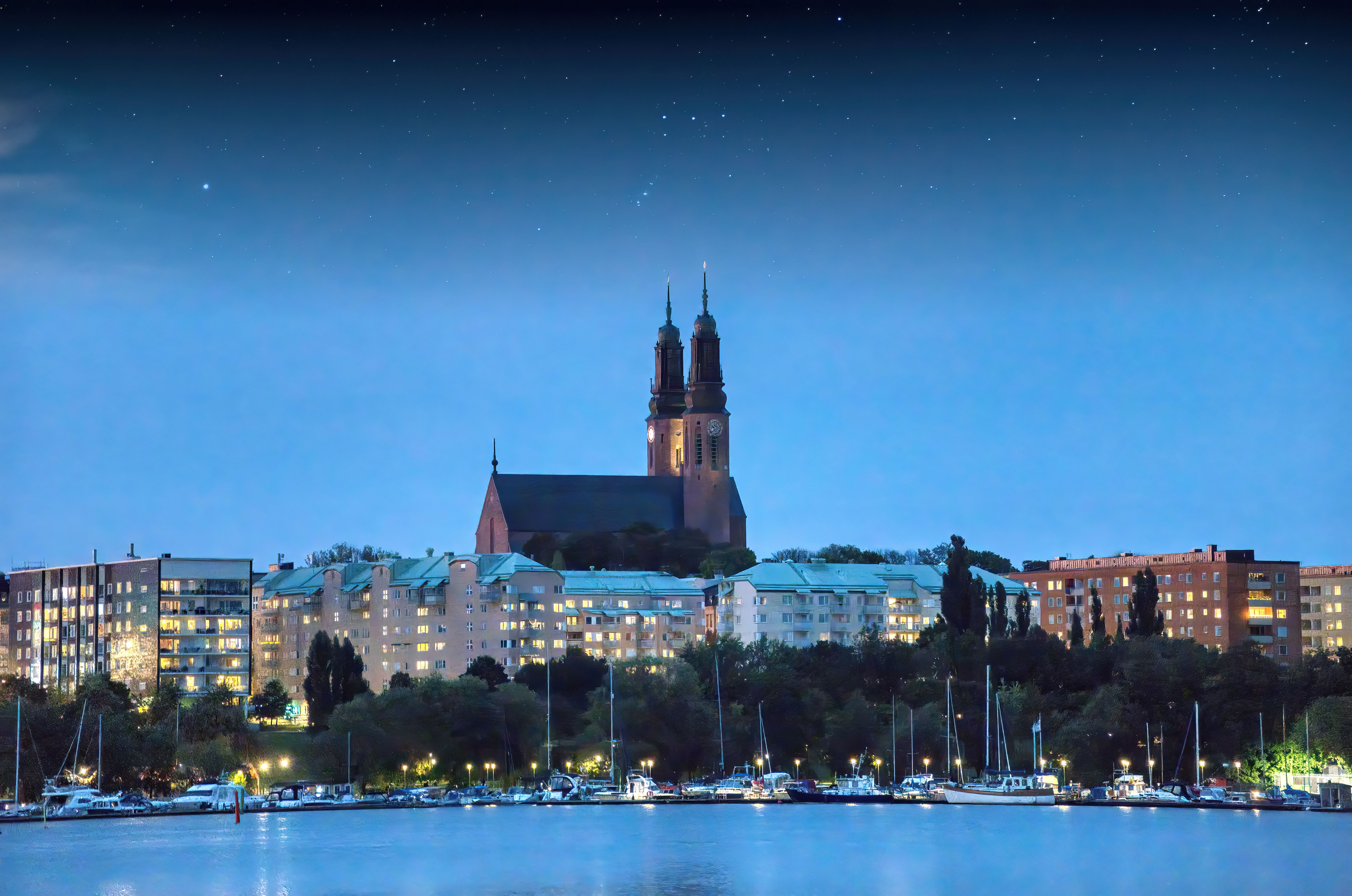 Gratis Naturskjønn nattutsikt over Södermalm, Stockholm med opplyst skyline og kirke under stjernehimmelen. Arkivbilde