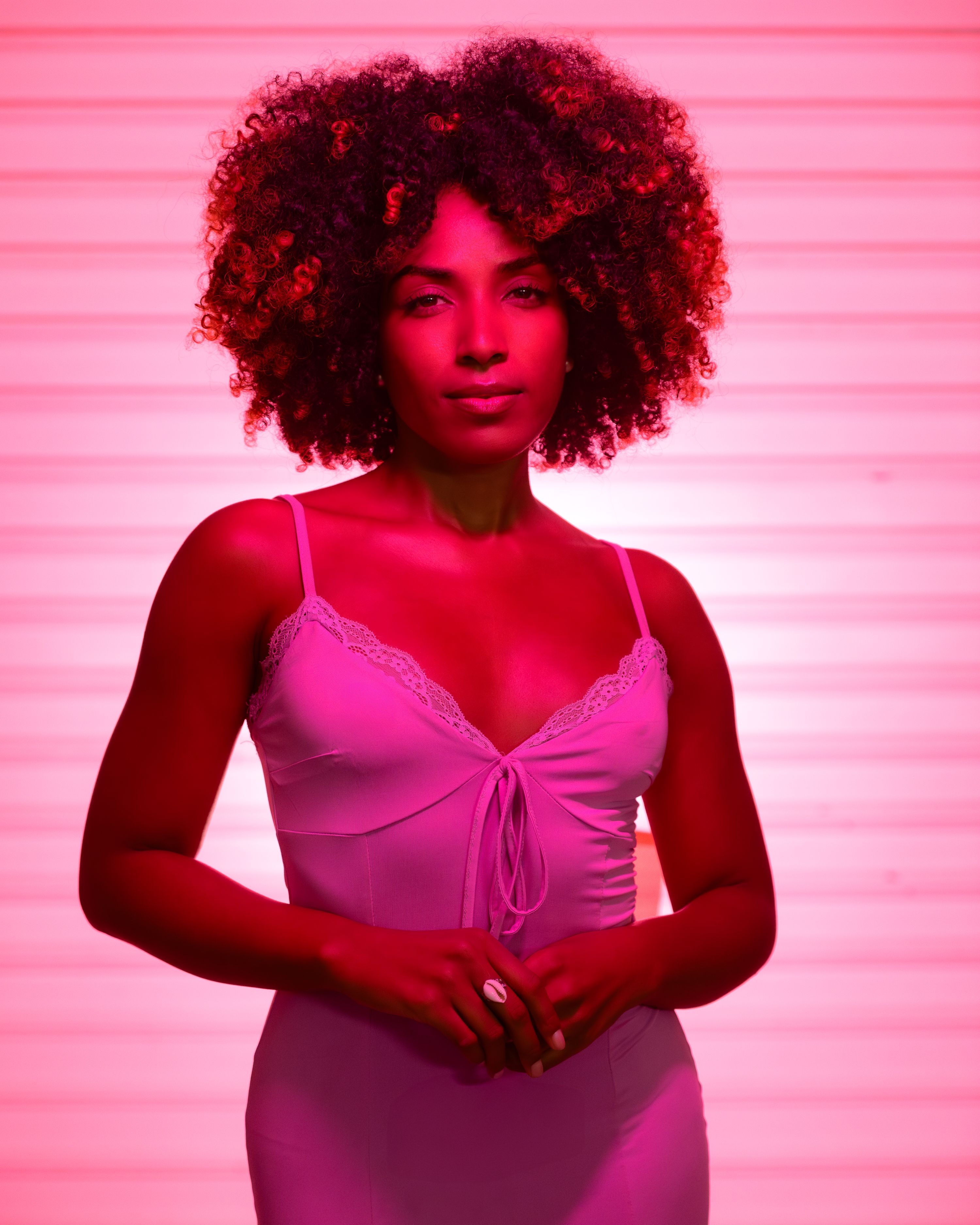 Portrait glamour sur fond rose vif