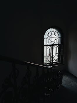 复古窗户透出的光线为楼梯增添了神秘气息