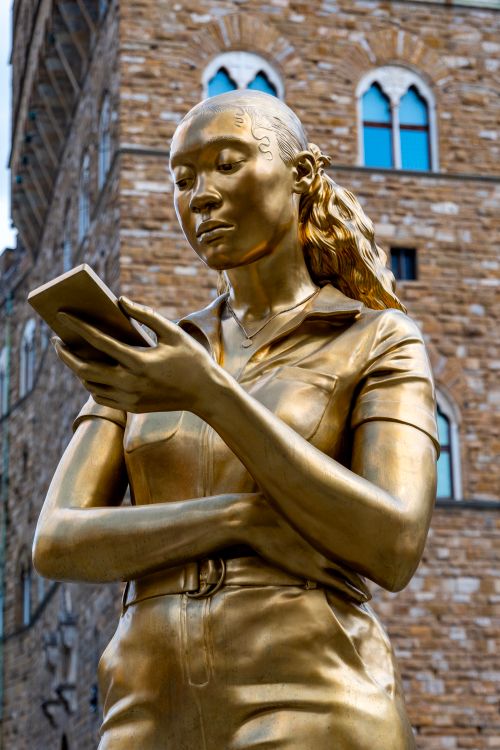 フィレンツェのスマートフォンを持つ女性の金色の像 · 無料の写真素材
