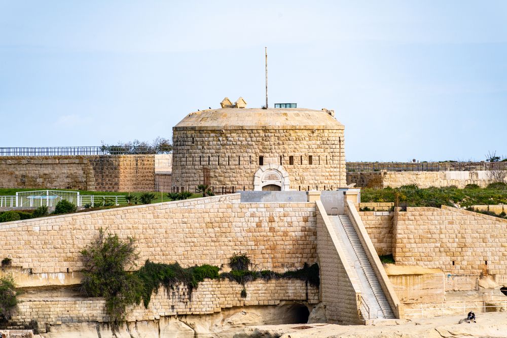 Zidurile masive de piatră calcaroasă ale fortificațiilor din Valletta
